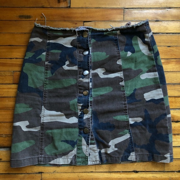 🌿 Button Up Camo Skirt. 🌿 - Picture 2 of 5